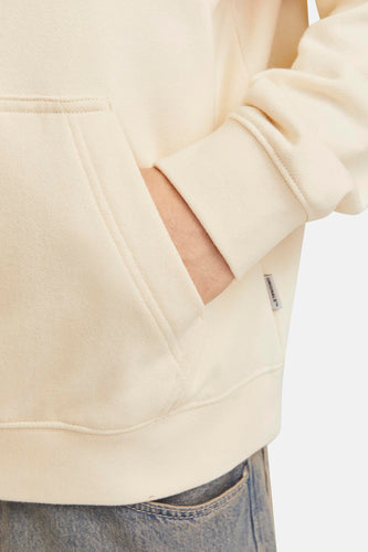 Ecru sweater met kap van ORIGINALS BY JACK & JONES, met een hand in de zak, en een label aan de zijkant.