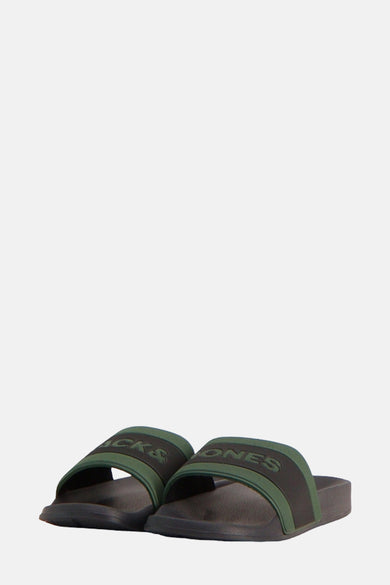 Groene slippers van ACCESSORIES BY JACK & JONES, met zwart logo op de band.
