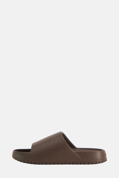 Chaussons bruns d'ACCESSORIES BY JACK & JONES, avec un design minimaliste et une semelle rayée, en vue latérale.