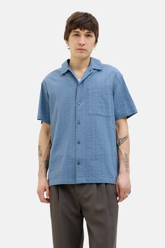 Blauw overhemd met korte mouwen van PREMIUM BLUE by JACK & JONES, met een subtiel ruitpatroon en opgestikte borstzak.