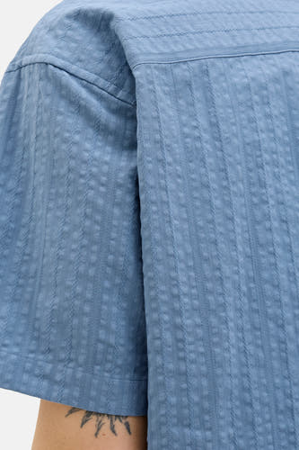 Chemise bleue à manches courtes de PREMIUM BLUE par JACK & JONES, avec une texture discrètement rayée.