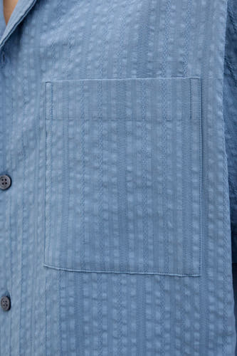 Chemise bleue à manches courtes de PREMIUM BLUE par JACK & JONES, avec un motif rayé et structuré, et une poche poitrine.