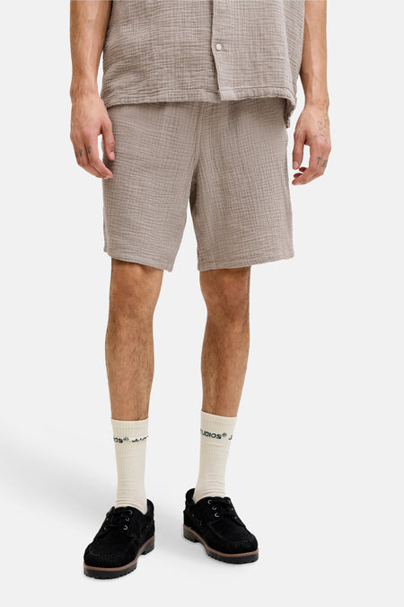 Bruine short van ORIGINALS BY JACK & JONES, met een textuurstof, gedragen met sokken en zwarte schoenen.