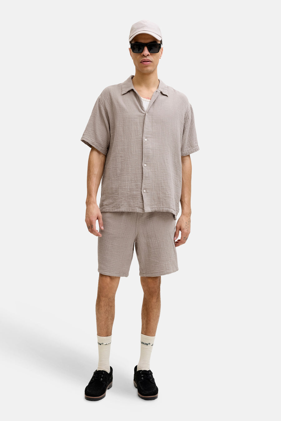 Bruine short van ORIGINALS BY JACK & JONES, met een getextureerde afwerking, gedragen met een bijpassend overhemd, sokken en schoenen.