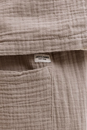 Bruine short van ORIGINALS BY JACK & JONES, met een geweven textuur en een zakdetail.
