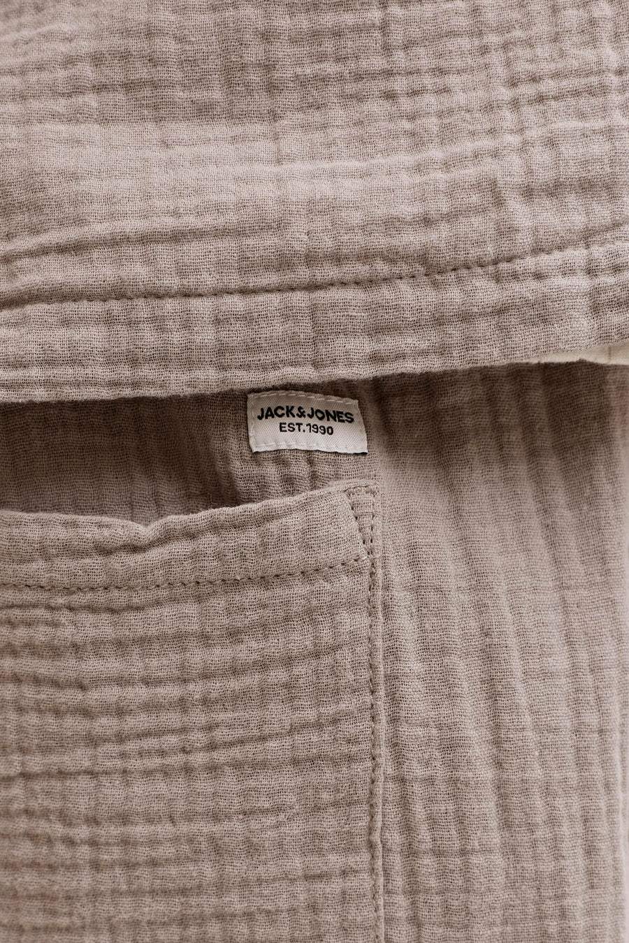 Bruine short van ORIGINALS BY JACK & JONES, met een geweven textuur en een zakdetail.
