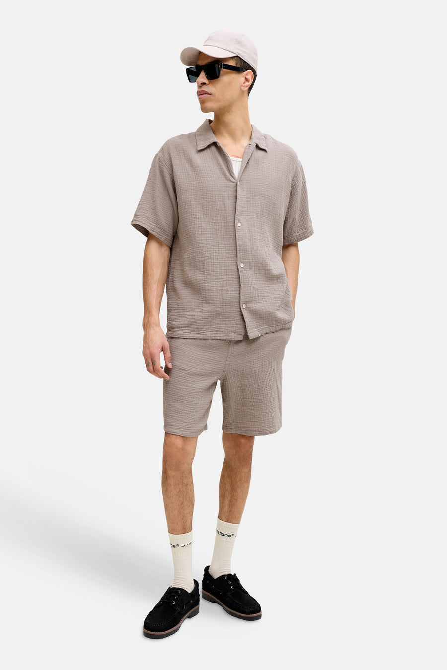 Bruine short van ORIGINALS BY JACK & JONES, gecombineerd met een bruin hemd met korte mouwen en zwarte instappers.