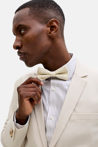 Ecru strikje van ACCESSORIES BY JACK & JONES, met een gestreept overhemd en beige colbert.