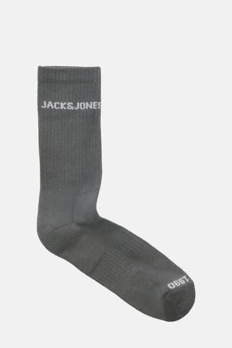 Grijze sokken van ACCESSORIES BY JACK & JONES, met het logo en het jaartal '1990'.
