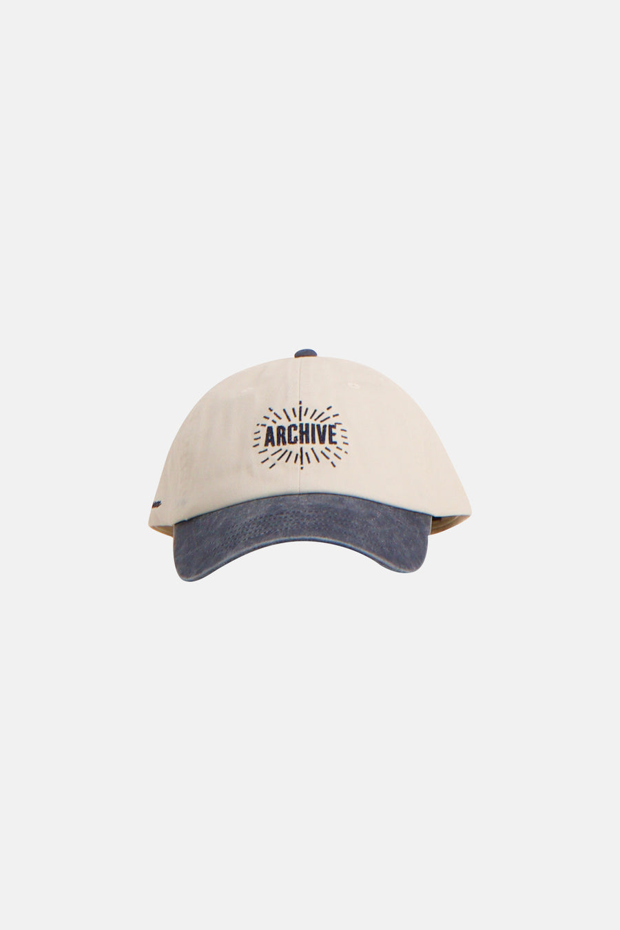 Beige pet van ACCESSORIES BY JACK & JONES, met marineblauwe klep en opschrift "Archive".
