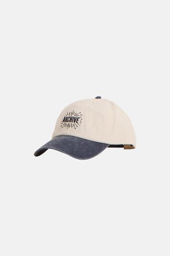 Casquette beige de ACCESSORIES BY JACK & JONES avec une visière bleu foncé et le mot 'Archive' brodé dessus.