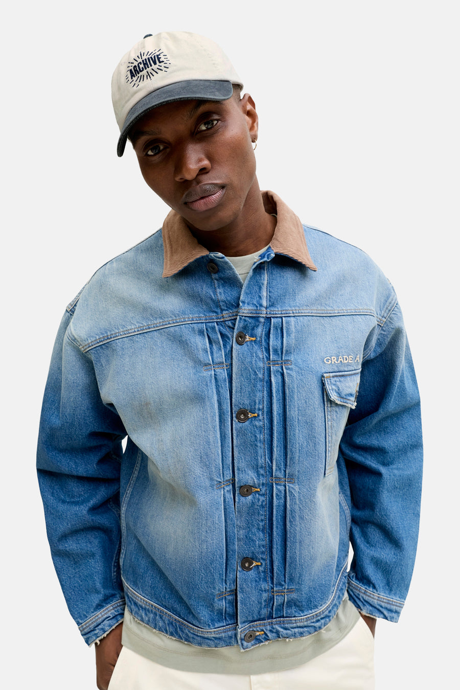 Casquette beige de ACCESSORIES BY JACK & JONES, avec une visière bleue et un imprimé "Archive".