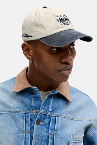 Casquette beige de ACCESSORIES BY JACK & JONES avec visière gris foncé et inscription "Archive", portée avec une veste en jean à col marron.
