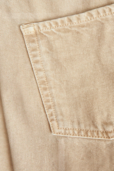 Beige court de JJXX, avec des broderies subtiles et une texture de coton tissé.