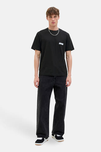 Zwart T-shirt met korte mouwen van CORE BY JACK & JONES, met een zilveren ketting en zwarte jeans.