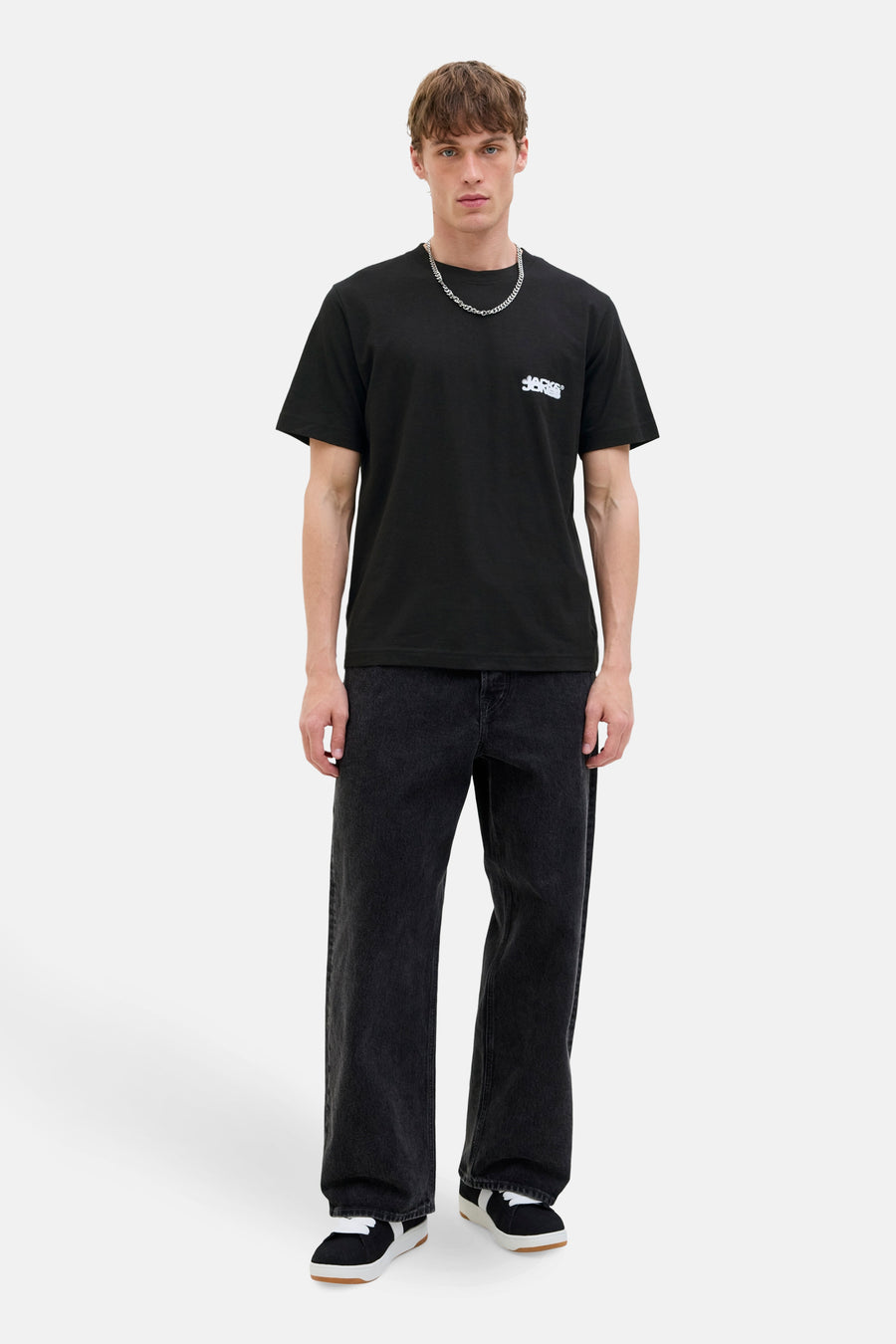 Zwart T-shirt met korte mouwen van CORE BY JACK & JONES, met een zilveren ketting en zwarte jeans.
