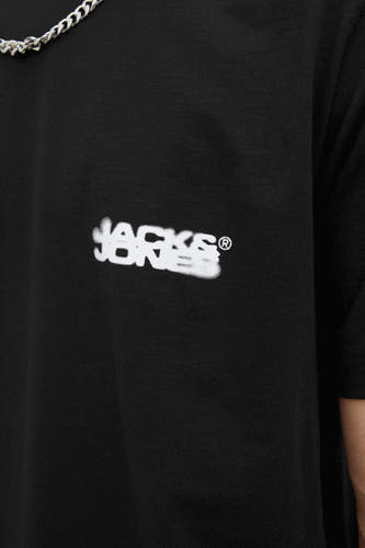 Zwart T-shirt met korte mouwen van CORE BY JACK & JONES, met een wit logo op de voorkant, plus een zilveren ketting.
