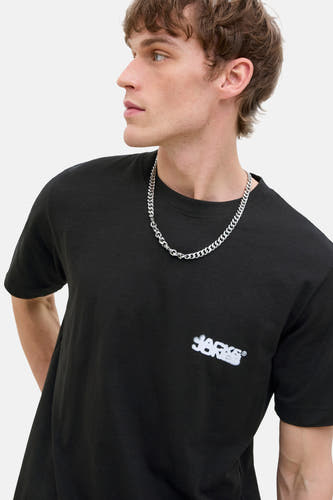 Zwart T-shirt met korte mouwen van CORE by JACK & JONES, met een zilveren ketting.