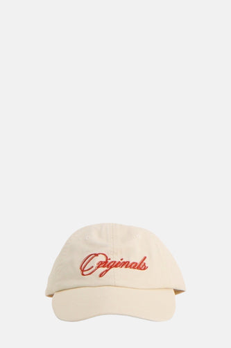 Crèmekleurige pet met geborduurde rode tekst.
