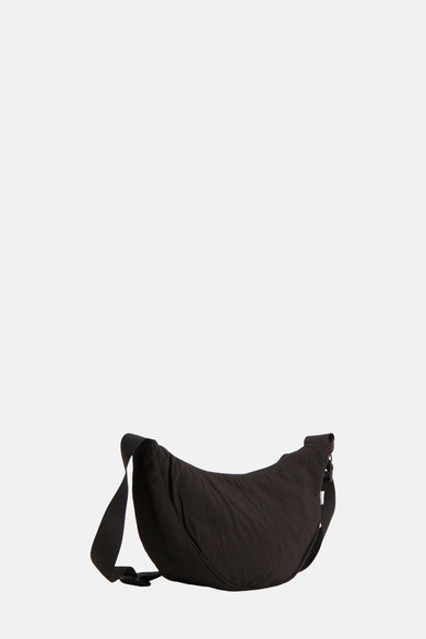 Sac à dos noir d'ACCESSORIES BY JACK & JONES, avec une bandoulière ajustable et des plis subtils.