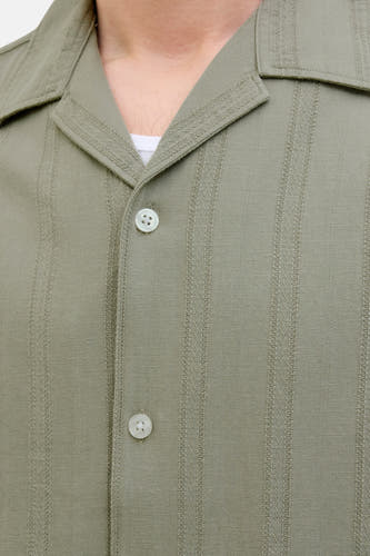 Groen hemd met korte mouwen van PREMIUM BLUE by JACK & JONES, met verticale strepen en knopen.