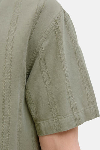 Groen hemd met korte mouwen van PREMIUM BLUE by JACK & JONES, met subtiele verticale streeptextuur.
