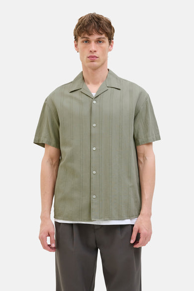 Chemise verte avec manches courtes de PREMIUM BLUE par JACK & JONES, avec des rayures verticales et portée sur un T-shirt blanc.
