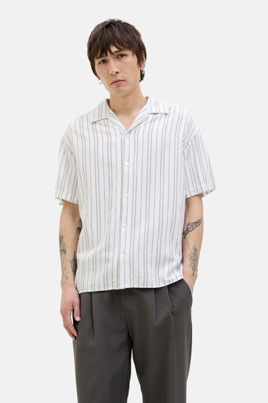 Wit gestreept overhemd met korte mouwen van PREMIUM BLUE by JACK & JONES, met open kraag en grijze broek.
