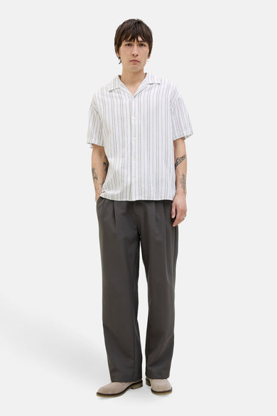 Wit gestreept overhemd met korte mouwen van PREMIUM BLUE by JACK & JONES, met grijze pantalon en suède schoenen.
