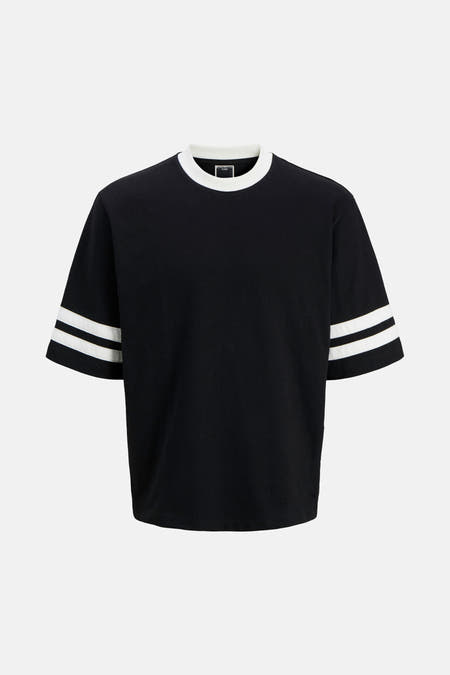 Zwart T-shirt met korte mouwen van CORE by JACK & JONES, met witte strepen op de mouwen en een witte ronde hals.