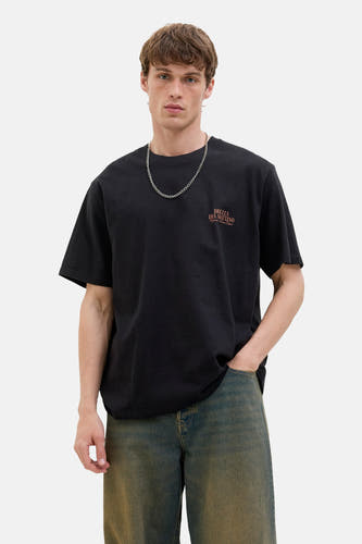 T-shirt noir à manches courtes d'ORIGINALS BY JACK & JONES, avec un petit imprimé de texte orange et une chaîne argentée.
