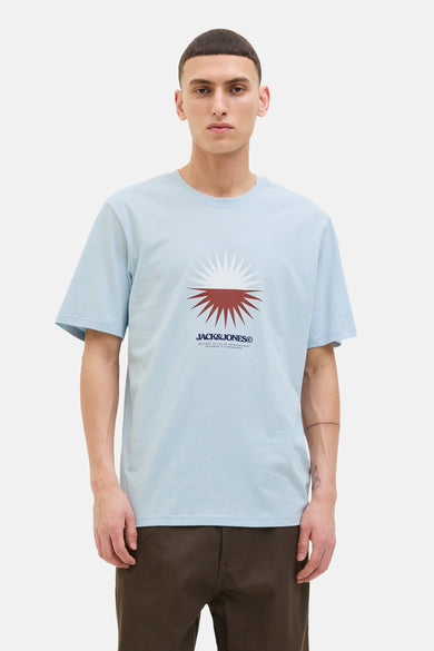 Blauw T-shirt met korte mouwen van ORIGINALS BY JACK & JONES, met grafische print op de borst en bruine broek.