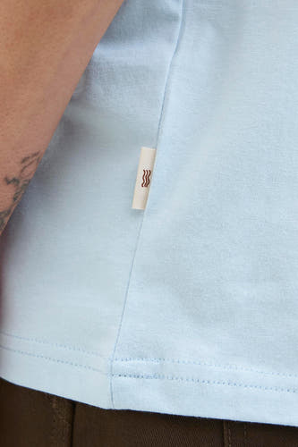T-shirt bleu à manches courtes d'ORIGINALS BY JACK & JONES, avec un petit étiquette sur l'épaule.