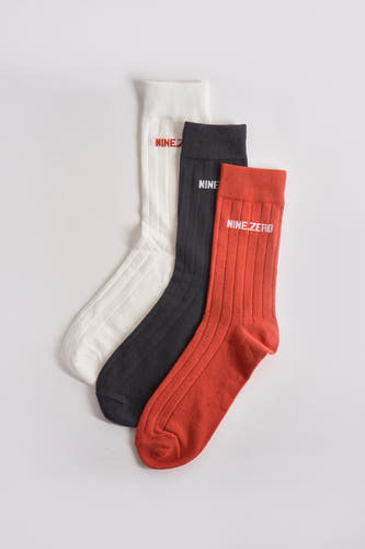 Meerkleurige sokken van ACCESSORIES BY JACK & JONES, geribbeld met logo details in wit, oranje en bruin.