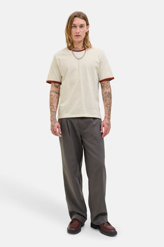 Ecru T-shirt met korte mouwen van ORIGINALS BY JACK & JONES, met bruine afwerking en gedetailleerde tatoeages op de armen.