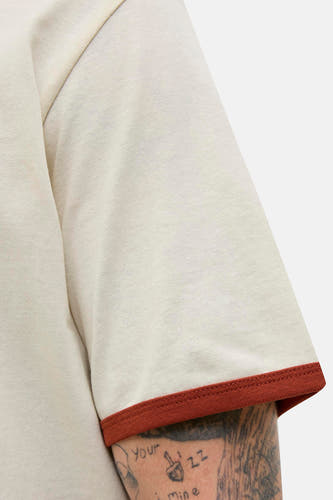 Ecru T-shirt met korte mouwen van ORIGINALS BY JACK & JONES, met bruine randen aan de mouwen.