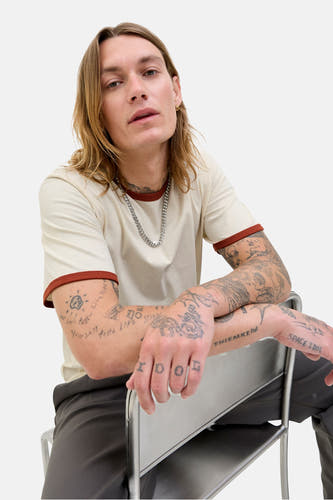 Ecru T-shirt met korte mouwen van ORIGINALS BY JACK & JONES, met bruine bies en tattoos op de armen.