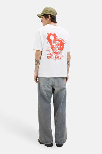 Wit T-shirt met korte mouwen van ORIGINALS BY JACK & JONES, met een rode print op de rug en losse grijze jeans.
