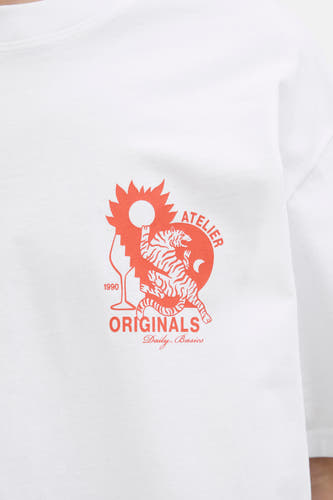 Wit T-shirt met korte mouwen van ORIGINALS BY JACK & JONES, met opvallende oranje print op de borst.
