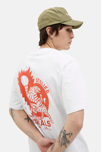 Wit T-shirt met korte mouwen van ORIGINALS BY JACK & JONES, met oranje tigerprint op de rug, gedragen met een groene pet.
