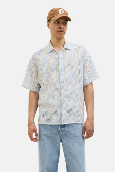Lichtblauw overhemd met korte mouwen van ORIGINALS BY JACK & JONES, met verticaal gestreept haakpatroon, gedragen met een pet en spijkerbroek.
