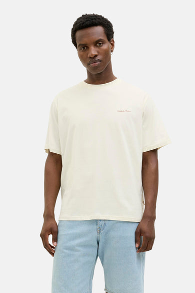 Ecru T-shirt met korte mouwen van ORIGINALS BY JACK & JONES, met kleine print, gedragen met lichtblauwe spijkerbroek.
