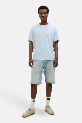 T-shirt bleu à manches courtes d'ORIGINALS BY JACK & JONES, porté avec des shorts en denim, des chaussettes blanches rayées et des chaussures de suède.