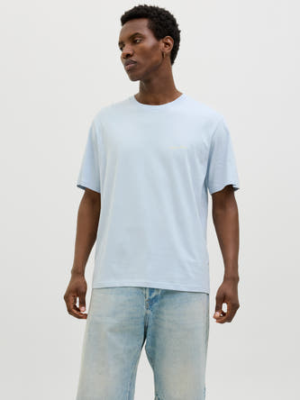 T-shirt bleu à manches courtes d'ORIGINALS BY JACK & JONES, associé à des jeans bleu clair.