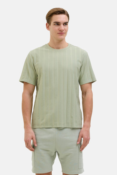 T-shirt vert avec manches courtes de JJREBEL, doté d'un motif texturé rayé vertical, associé à des shorts.