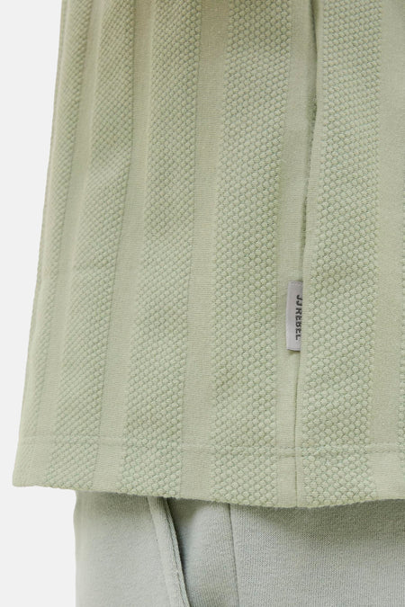 T-shirt vert avec manches courtes de JJREBEL, doté d'un design rayé et structuré.