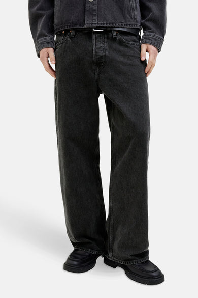 Jean en denim foncé JACK & J & deONESONES INSS,,,ésés avec des chaussures noires et un blouson de denim.