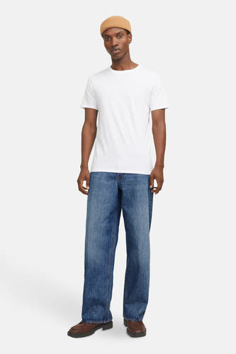Blauw denim wide jeans van JACK & JONES JEANS INTELLIGENCE, met losse pasvorm en bruine schoenen.