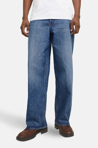 Blauwe wide jeans van JACK & JONES JEANS INTELLIGENCE, gedragen met bruine schoenen en een wit T-shirt.