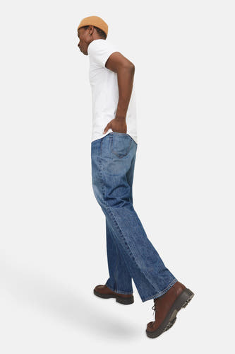 Wijde jeans van blauw denim van JACK & JONES JEANS INTELLIGENCE, gedragen met een wit T-shirt en bruine schoenen.